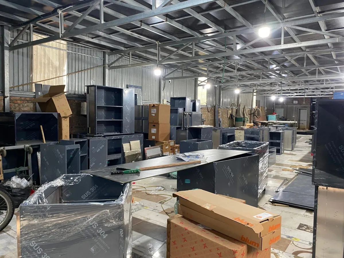 Tủ bếp inox cánh kính NC Home - Sản phẩm thực tế 2